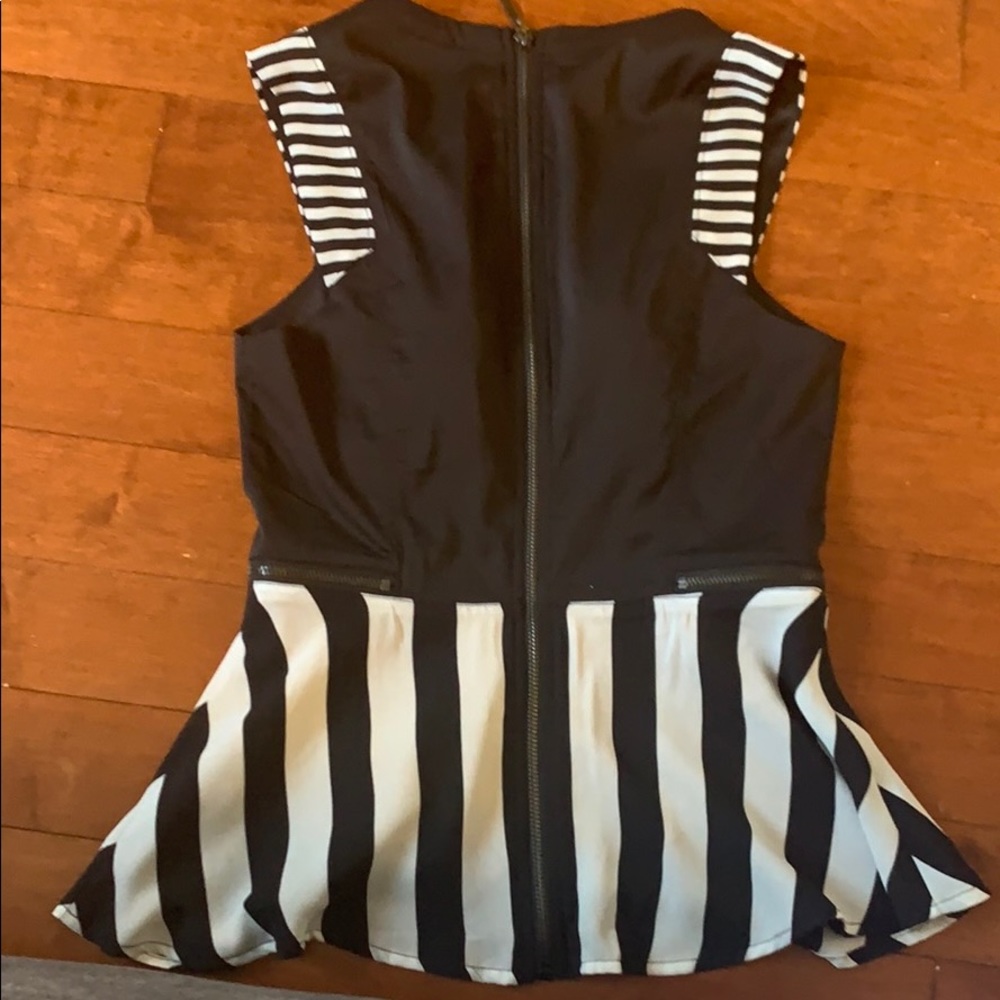 Beautiful 2b bebe top - Picture 2 of 2